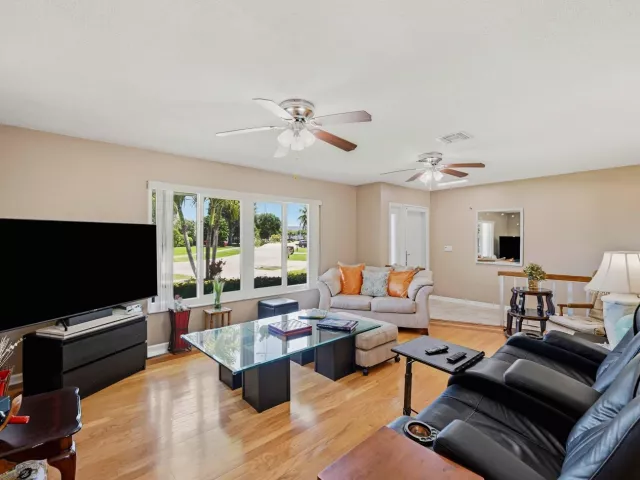 Продажа дома по адресу 1401 SW 28th Terrace - фото 9358346