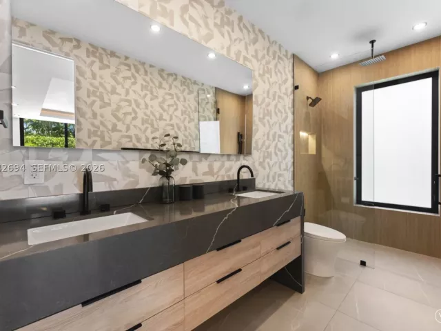 Продажа дома по адресу 661 NE 120th St - фото 8885628