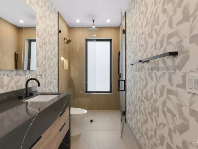 Продажа дома по адресу 661 NE 120th St - фото 8885629