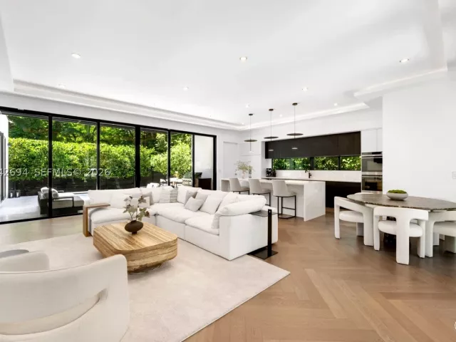 Продажа дома по адресу 661 NE 120th St - фото 8885616