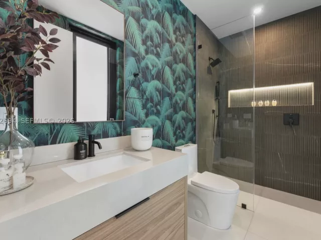 Продажа дома по адресу 661 NE 120th St - фото 8885634
