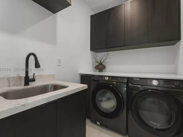 Продажа дома по адресу 661 NE 120th St - фото 8885635