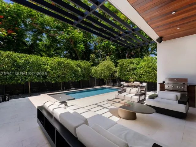 Продажа дома по адресу 661 NE 120th St - фото 8885617
