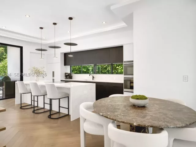 Продажа дома по адресу 661 NE 120th St - фото 8885618