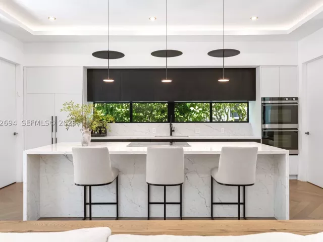 Продажа дома по адресу 661 NE 120th St - фото 8885619