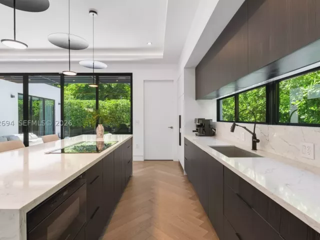 Продажа дома по адресу 661 NE 120th St - фото 8885620