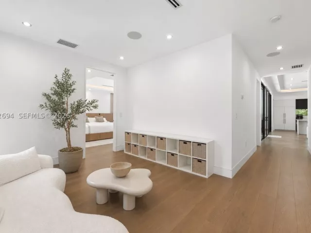 Продажа дома по адресу 661 NE 120th St - фото 8885622