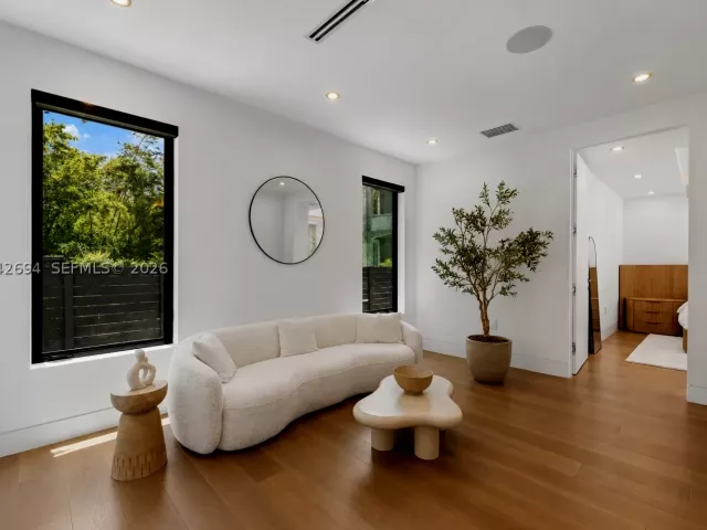 Продажа дома по адресу 661 NE 120th St - фото 8885623