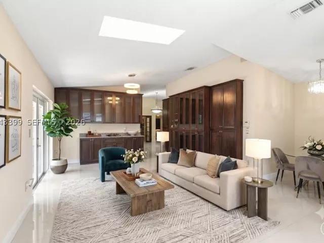 Продажа дома по адресу 910 SW 140th Ave - фото 8897046