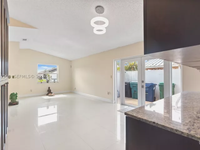 Продажа дома по адресу 910 SW 140th Ave - фото 8897054