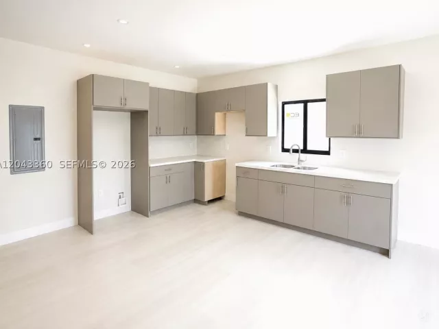 Продажа дома по адресу 13720 NE 2nd Court - фото 8882622
