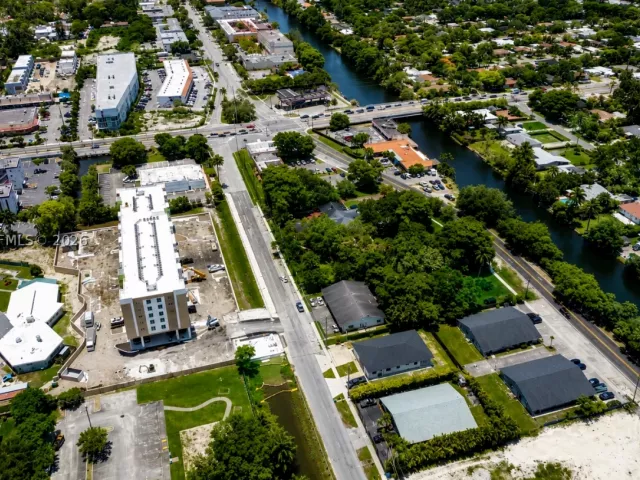 Продажа дома по адресу 13720 NE 2nd Court - фото 8882629