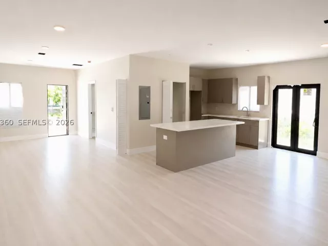 Продажа дома по адресу 13720 NE 2nd Court - фото 8882613