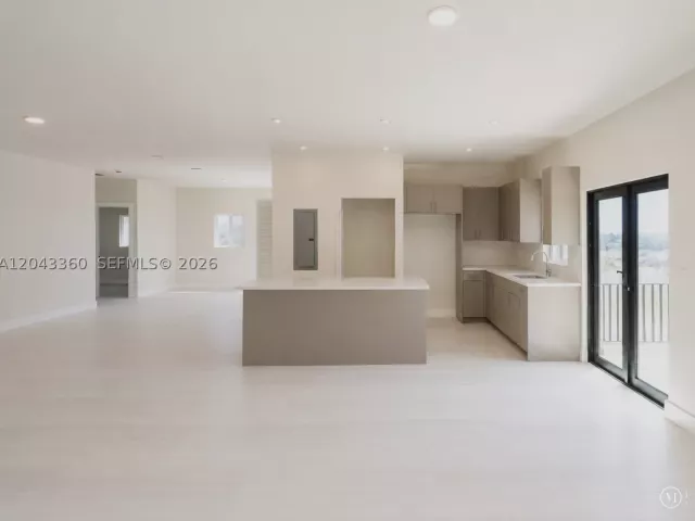 Продажа дома по адресу 13720 NE 2nd Court - фото 8882618