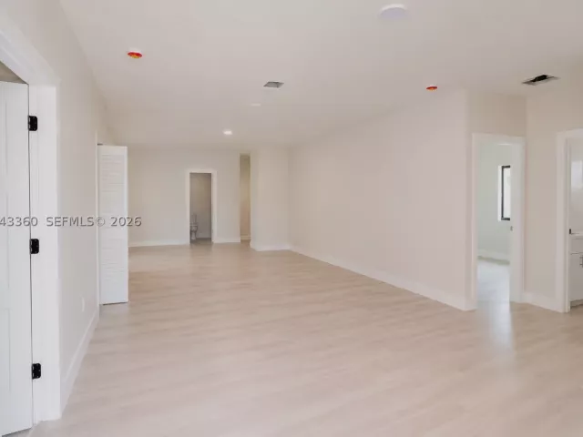Продажа дома по адресу 13720 NE 2nd Court - фото 8882619
