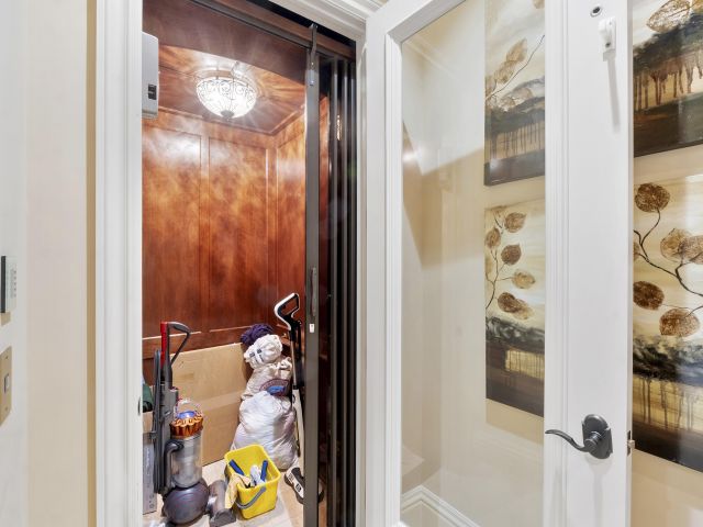 Продажа дома по адресу 449 NE 19th Avenue - фото 8990097