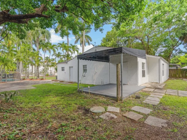 Продажа дома по адресу 1521 NE 5th Ter - фото 9275568