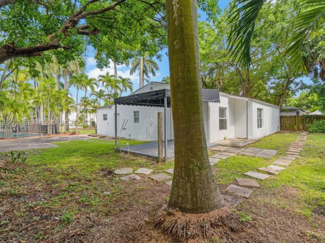 Продажа дома по адресу 1521 NE 5th Ter - фото 9275569