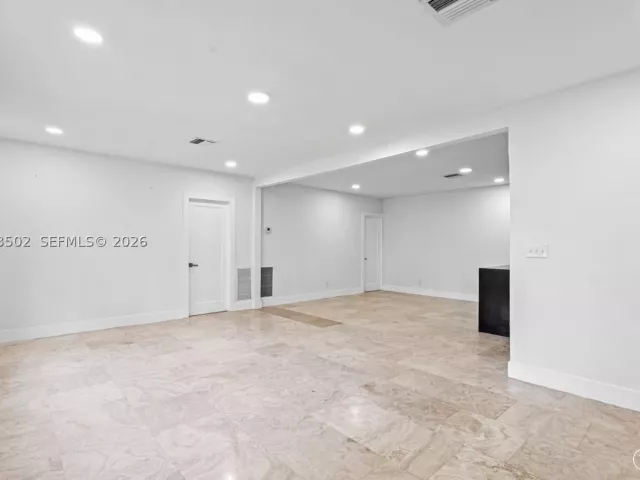 Продажа дома по адресу 1521 NE 5th Ter - фото 9275573