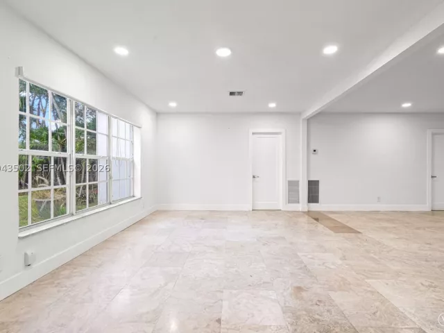 Продажа дома по адресу 1521 NE 5th Ter - фото 9275574