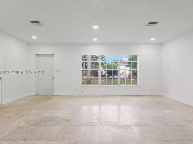 Продажа дома по адресу 1521 NE 5th Ter - фото 9275575