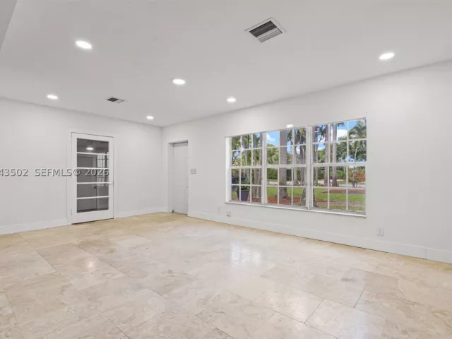 Продажа дома по адресу 1521 NE 5th Ter - фото 9275576