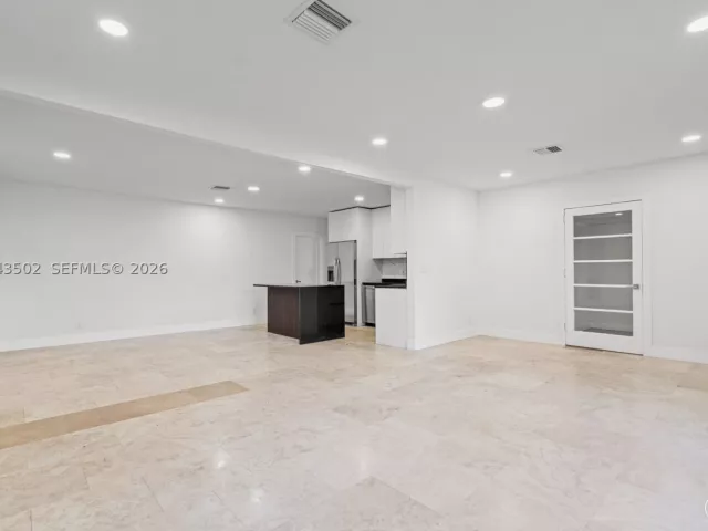 Продажа дома по адресу 1521 NE 5th Ter - фото 9275577