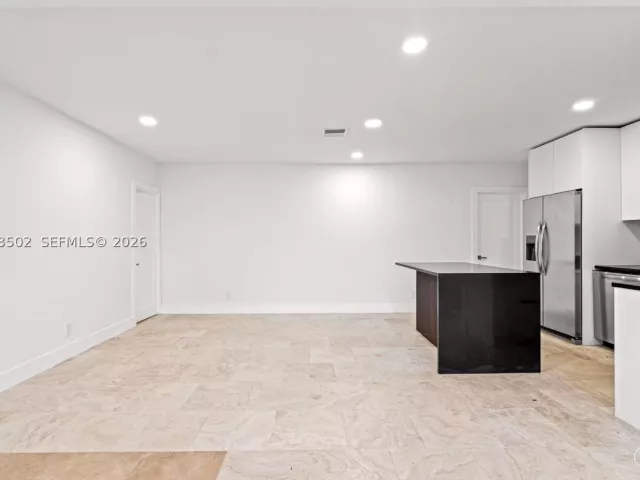 Продажа дома по адресу 1521 NE 5th Ter - фото 9275578