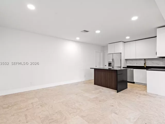 Продажа дома по адресу 1521 NE 5th Ter - фото 9275579