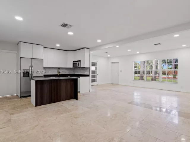 Продажа дома по адресу 1521 NE 5th Ter - фото 9275580