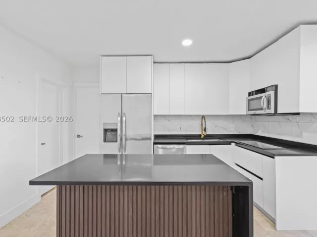 Продажа дома по адресу 1521 NE 5th Ter - фото 9275581