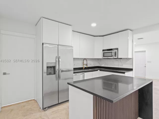 Продажа дома по адресу 1521 NE 5th Ter - фото 9275582