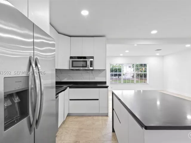 Продажа дома по адресу 1521 NE 5th Ter - фото 9275583