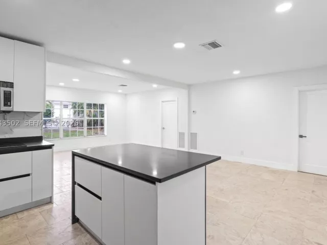 Продажа дома по адресу 1521 NE 5th Ter - фото 9275584