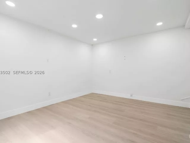 Продажа дома по адресу 1521 NE 5th Ter - фото 9275585