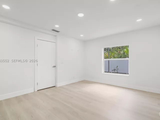 Продажа дома по адресу 1521 NE 5th Ter - фото 9275586