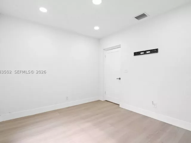 Продажа дома по адресу 1521 NE 5th Ter - фото 9275588