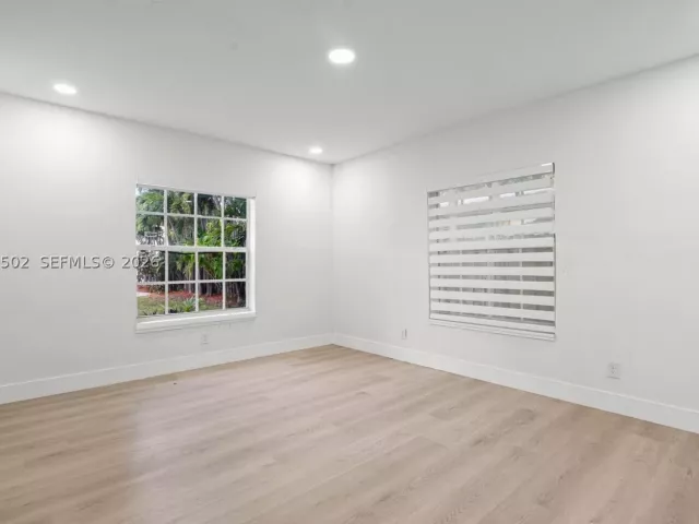 Продажа дома по адресу 1521 NE 5th Ter - фото 9275590