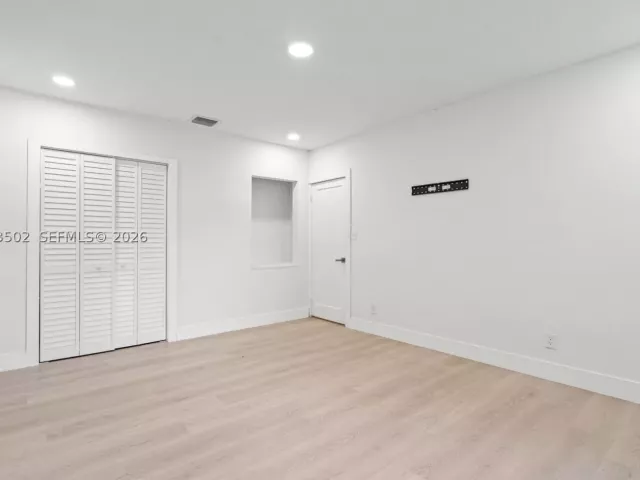 Продажа дома по адресу 1521 NE 5th Ter - фото 9275591