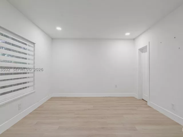 Продажа дома по адресу 1521 NE 5th Ter - фото 9275592