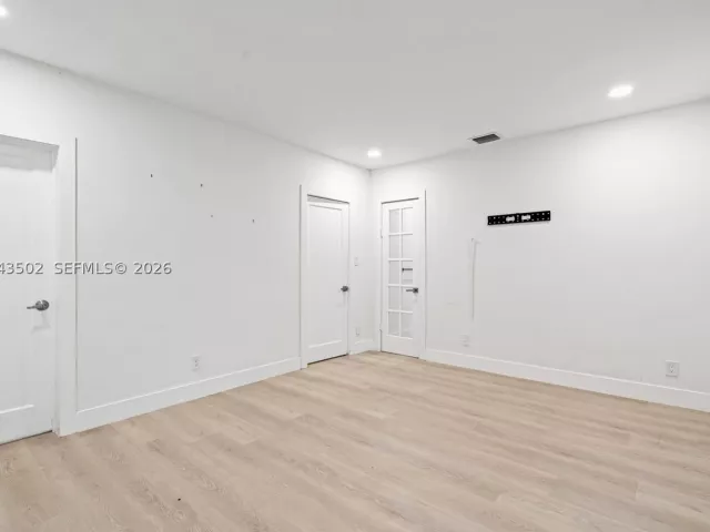 Продажа дома по адресу 1521 NE 5th Ter - фото 9275593