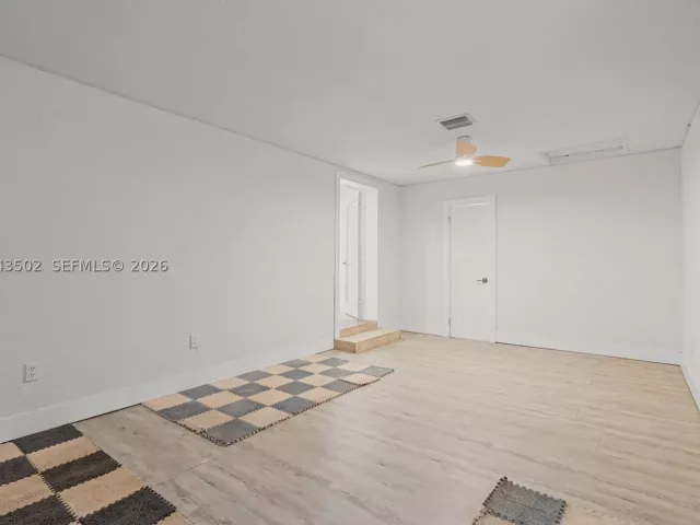 Продажа дома по адресу 1521 NE 5th Ter - фото 9275599