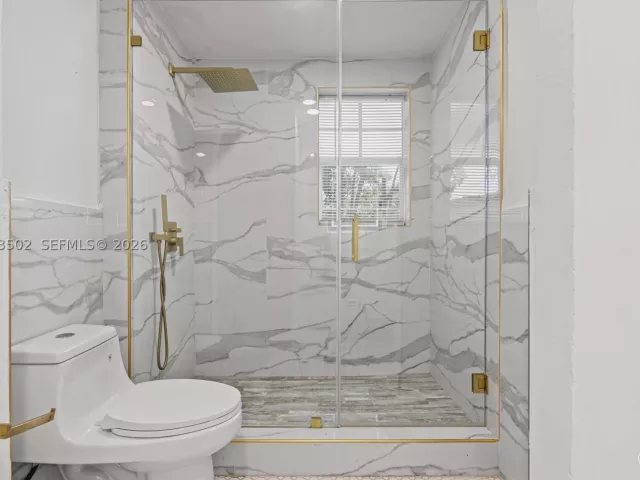 Продажа дома по адресу 1521 NE 5th Ter - фото 9275600
