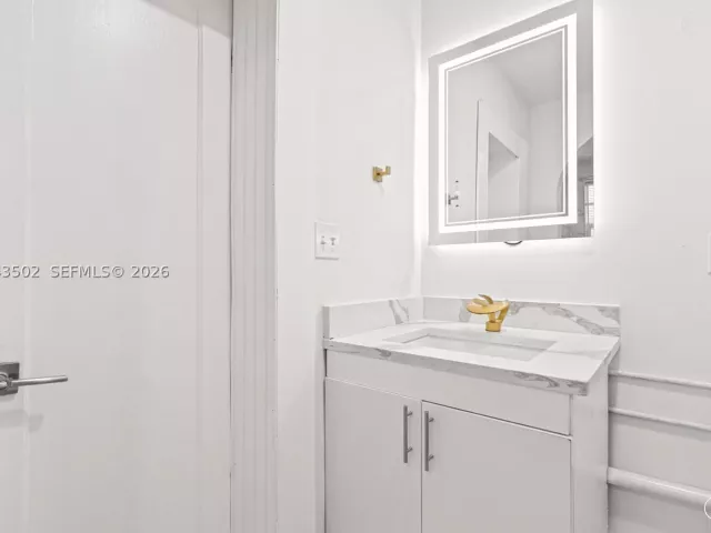 Продажа дома по адресу 1521 NE 5th Ter - фото 9275602