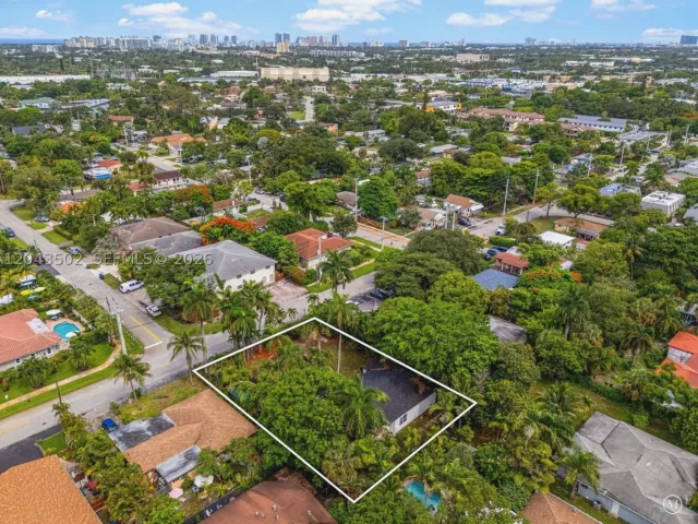 Продажа дома по адресу 1521 NE 5th Ter - фото 9275608
