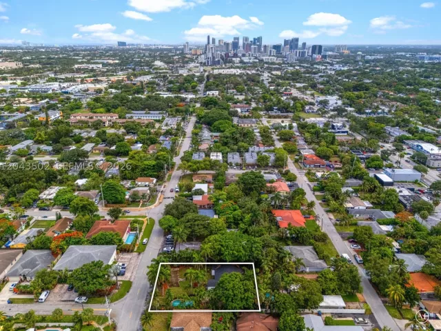 Продажа дома по адресу 1521 NE 5th Ter - фото 9275612