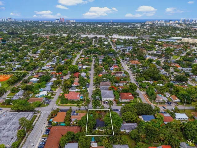 Продажа дома по адресу 1521 NE 5th Ter - фото 9275613