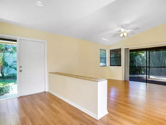 Продажа дома по адресу 1080 NW 19th Terrace - фото 8910398