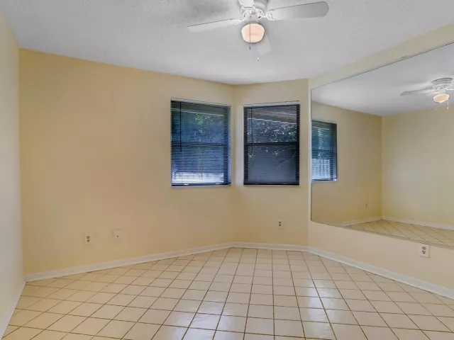 Продажа дома по адресу 1080 NW 19th Terrace - фото 8910401
