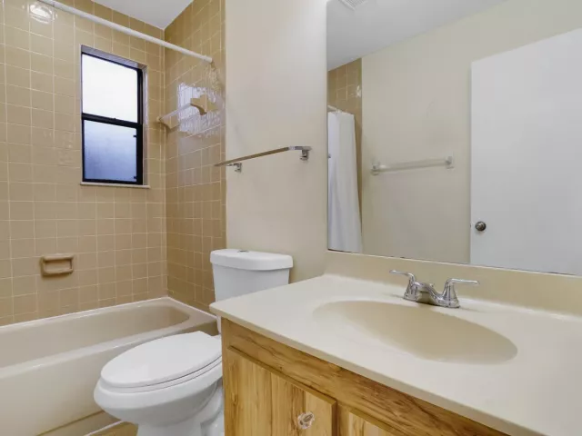 Продажа дома по адресу 1080 NW 19th Terrace - фото 8910402